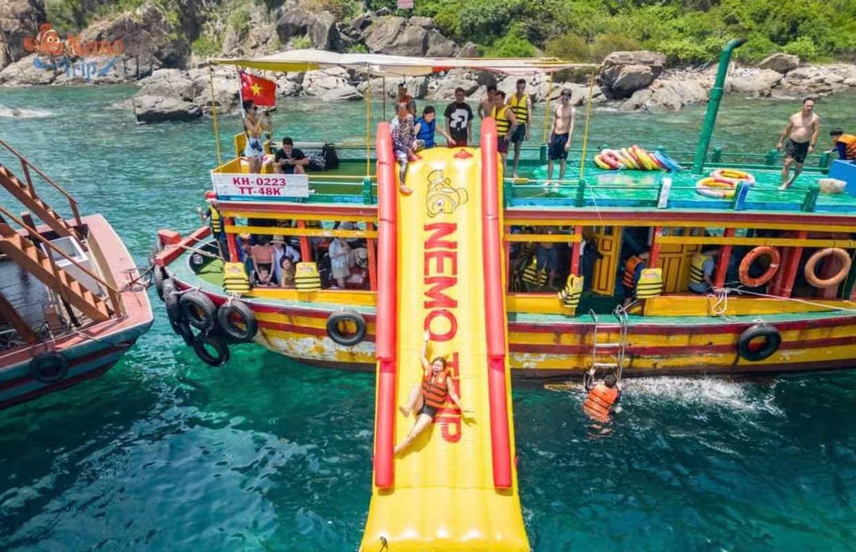 Nha Trang-Hopping-Tour: Schnorcheln & Party in der schwimmenden Bar